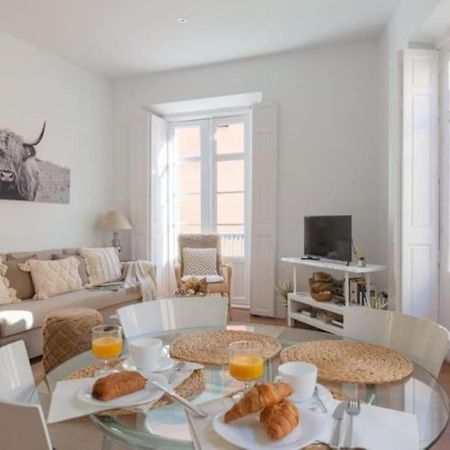 Chic Casa Cathedral At Calle Fresca 2-Bedroom Apartment In Malaga City Center ภายนอก รูปภาพ