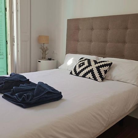 Chic Casa Cathedral At Calle Fresca 2-Bedroom Apartment In Malaga City Center ภายนอก รูปภาพ