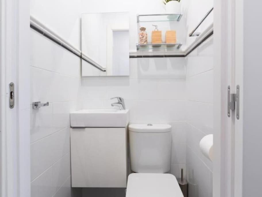 Chic Casa Cathedral At Calle Fresca 2-Bedroom Apartment In Malaga City Center ภายนอก รูปภาพ