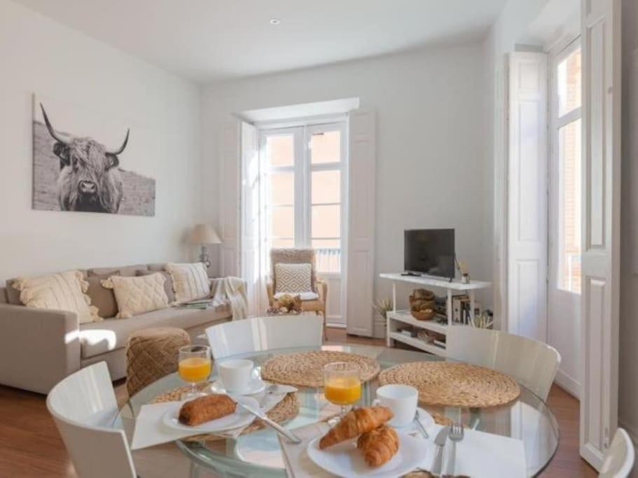 Chic Casa Cathedral At Calle Fresca 2-Bedroom Apartment In Malaga City Center ภายนอก รูปภาพ