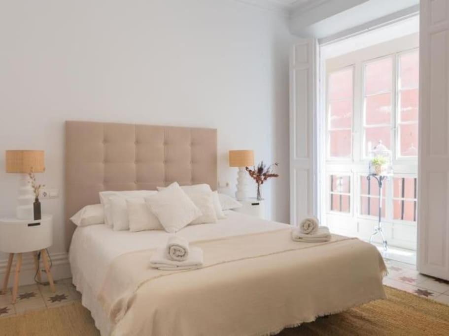 Chic Casa Cathedral At Calle Fresca 2-Bedroom Apartment In Malaga City Center ภายนอก รูปภาพ