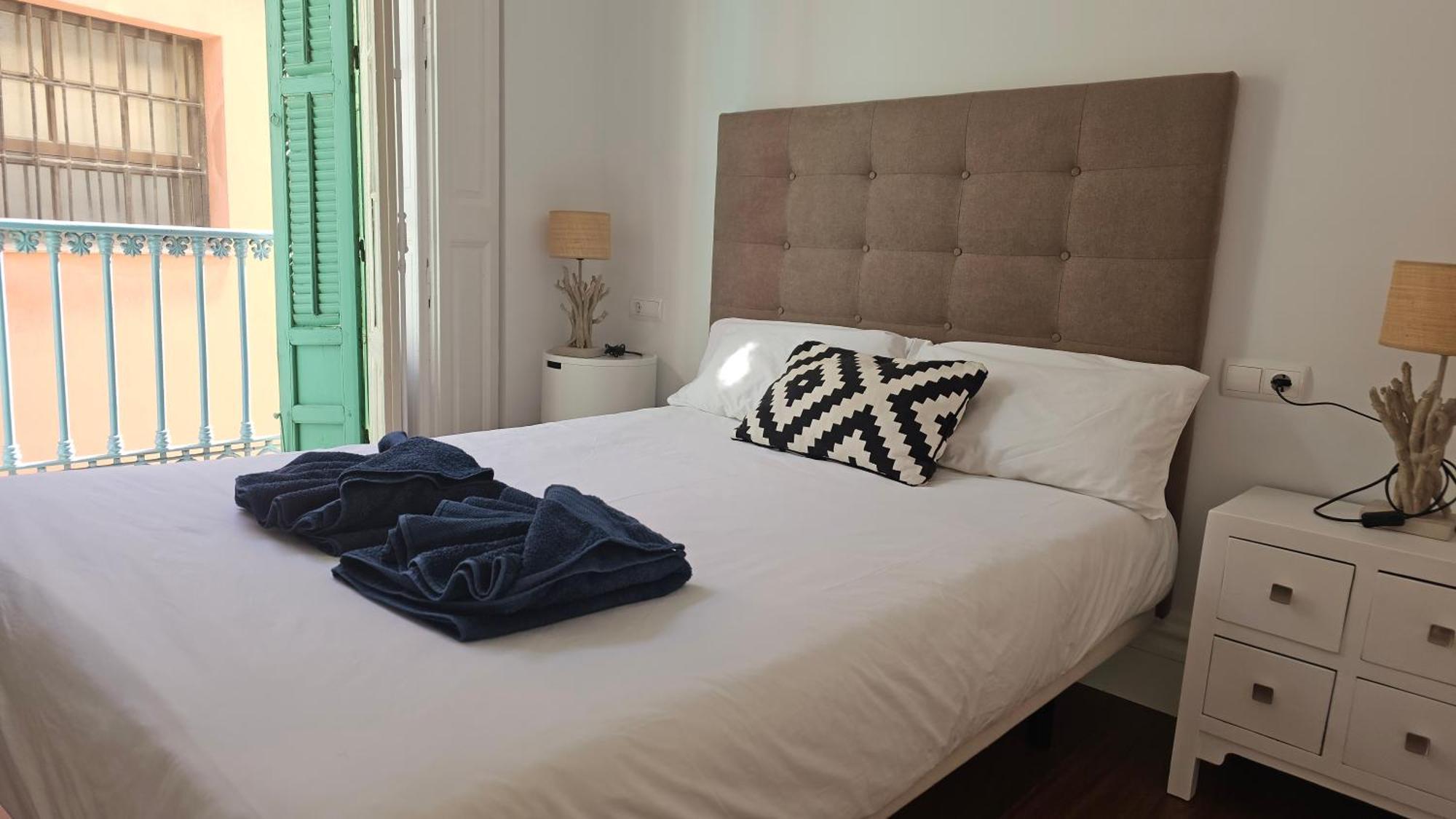 Chic Casa Cathedral At Calle Fresca 2-Bedroom Apartment In Malaga City Center ภายนอก รูปภาพ