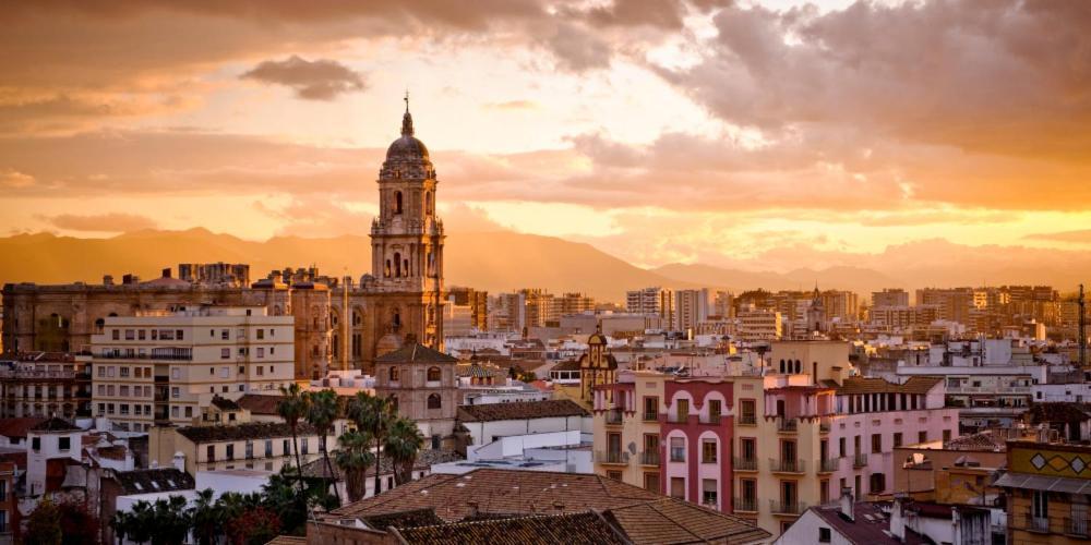 Chic Casa Cathedral At Calle Fresca 2-Bedroom Apartment In Malaga City Center ภายนอก รูปภาพ